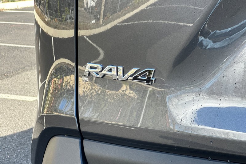 Toyota RAV4 Vehicle Full-screen Gallery Image 07