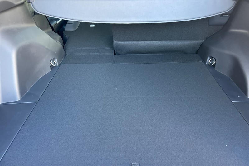 Toyota RAV4 Vehicle Full-screen Gallery Image 13