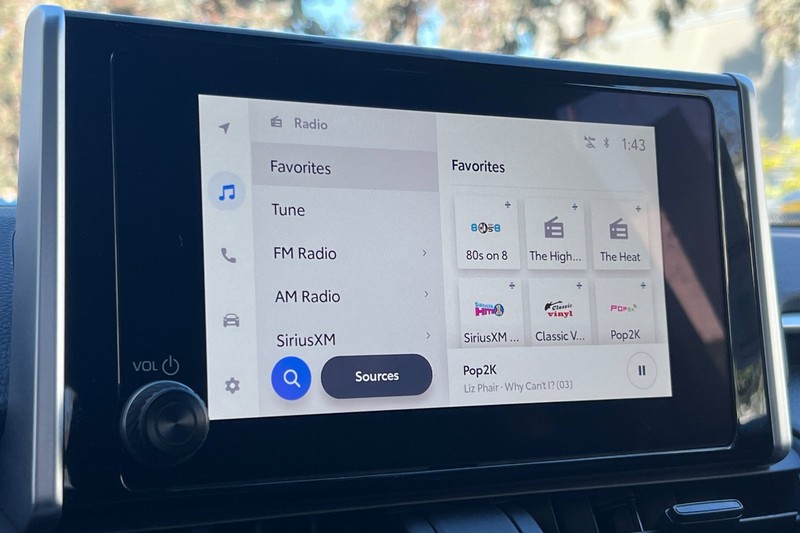 Toyota RAV4 Vehicle Full-screen Gallery Image 16