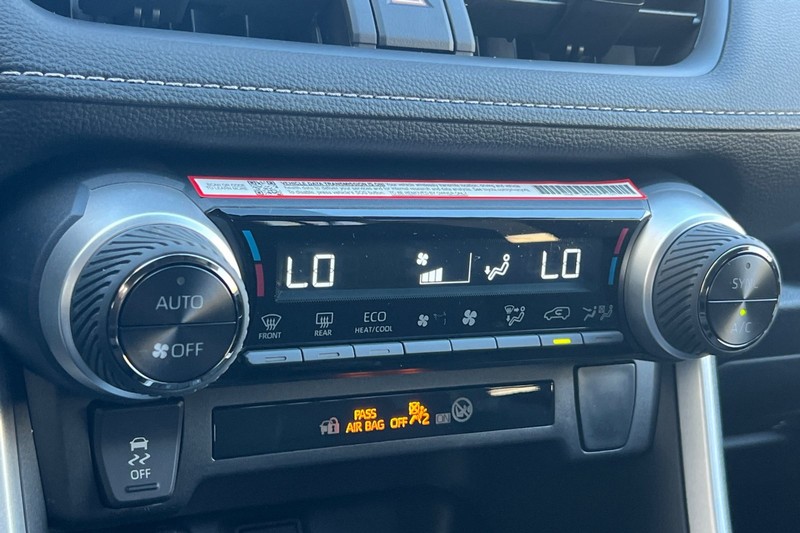 Toyota RAV4 Vehicle Full-screen Gallery Image 18