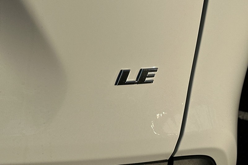 Toyota RAV4 Vehicle Full-screen Gallery Image 07