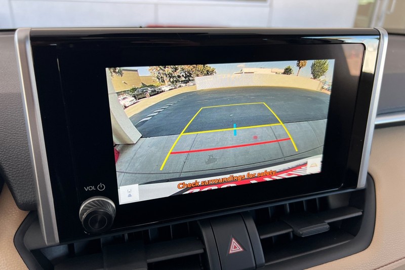 Toyota RAV4 Vehicle Full-screen Gallery Image 22