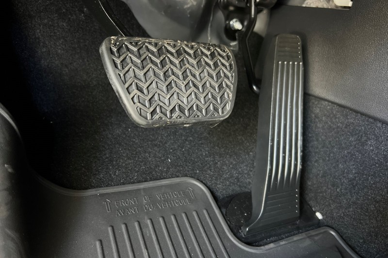 Toyota RAV4 Vehicle Full-screen Gallery Image 23