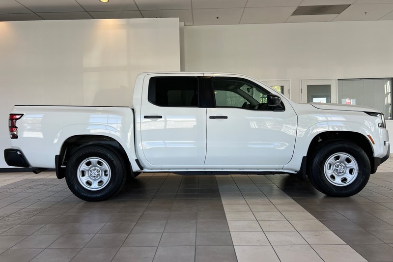 Nissan Frontier Vehicle Full-screen Gallery Image 03