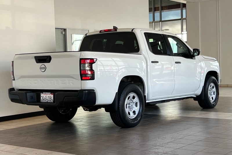 Nissan Frontier Vehicle Full-screen Gallery Image 04