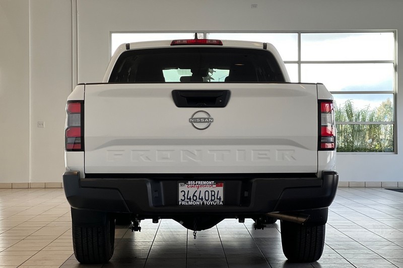 Nissan Frontier Vehicle Full-screen Gallery Image 05