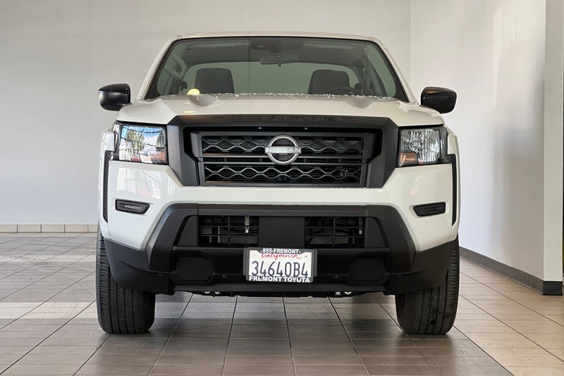 Nissan Frontier Vehicle Full-screen Gallery Image 09