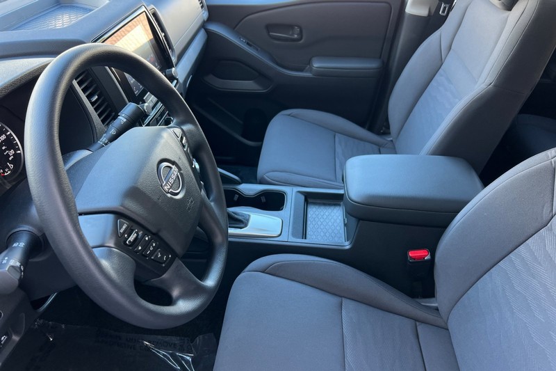 Nissan Frontier Vehicle Full-screen Gallery Image 10