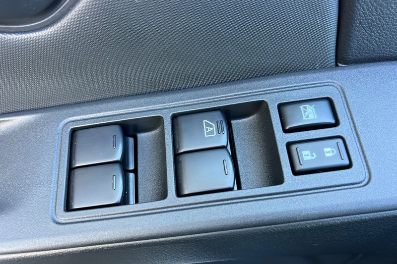 Nissan Frontier Vehicle Full-screen Gallery Image 11