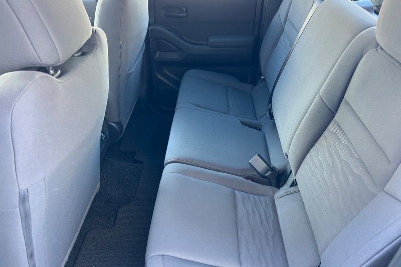 Nissan Frontier Vehicle Full-screen Gallery Image 12