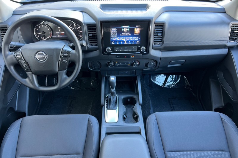 Nissan Frontier Vehicle Full-screen Gallery Image 13