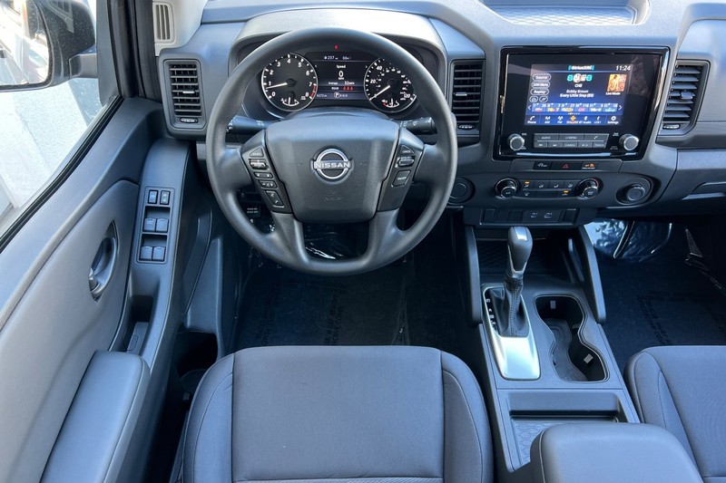 Nissan Frontier Vehicle Full-screen Gallery Image 14
