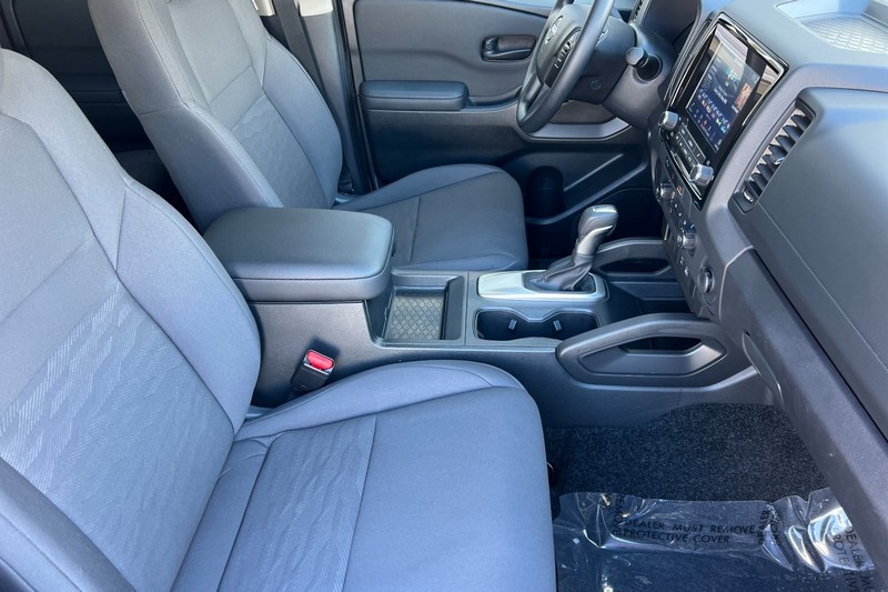 Nissan Frontier Vehicle Full-screen Gallery Image 15