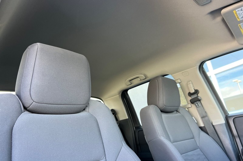 Nissan Frontier Vehicle Full-screen Gallery Image 16