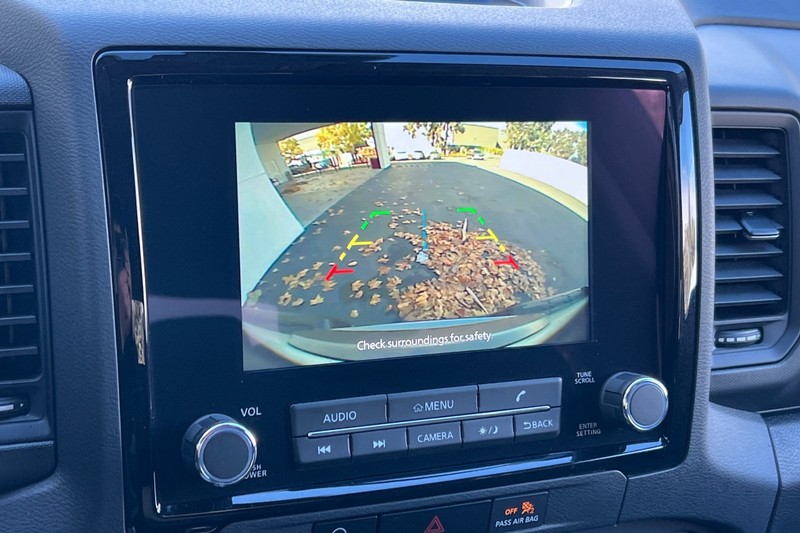 Nissan Frontier Vehicle Full-screen Gallery Image 18