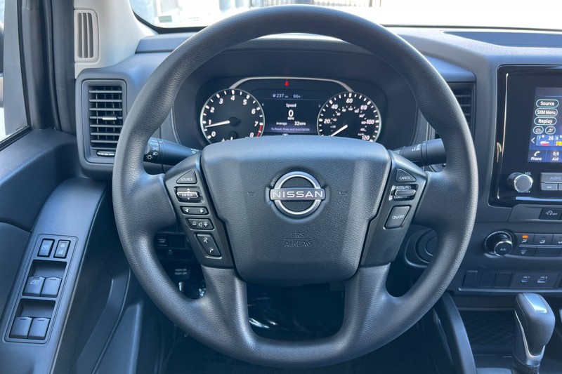 Nissan Frontier Vehicle Full-screen Gallery Image 22