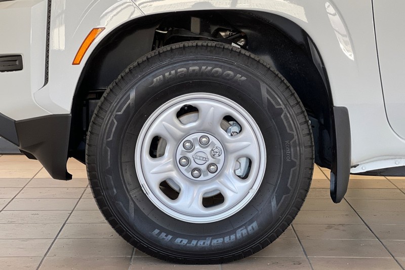 Nissan Frontier Vehicle Full-screen Gallery Image 25