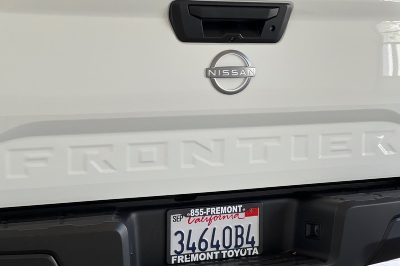 Nissan Frontier Vehicle Full-screen Gallery Image 26