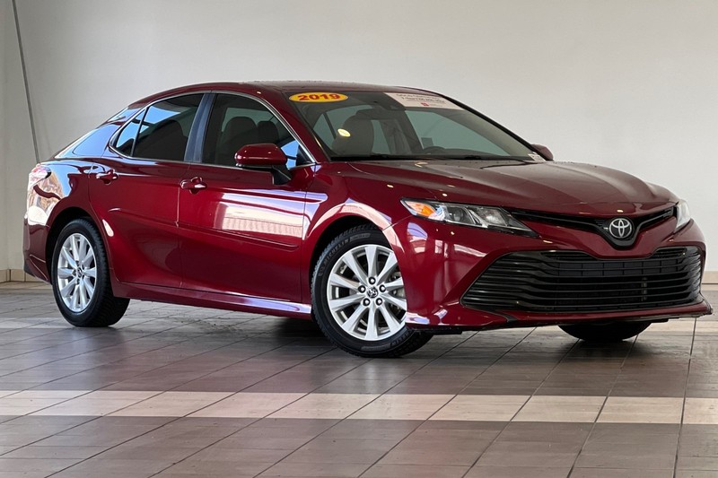 Toyota Camry Vehicle Full-screen Gallery Image 02