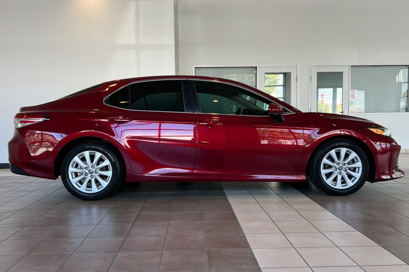 Toyota Camry Vehicle Full-screen Gallery Image 03