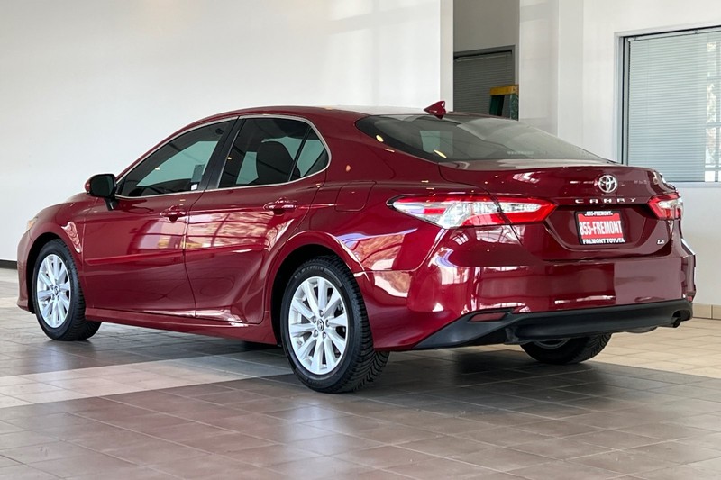 Toyota Camry Vehicle Full-screen Gallery Image 06