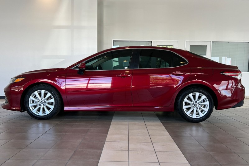 Toyota Camry Vehicle Full-screen Gallery Image 07