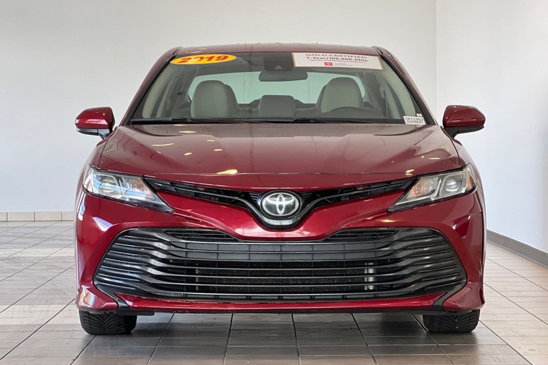 Toyota Camry Vehicle Full-screen Gallery Image 09