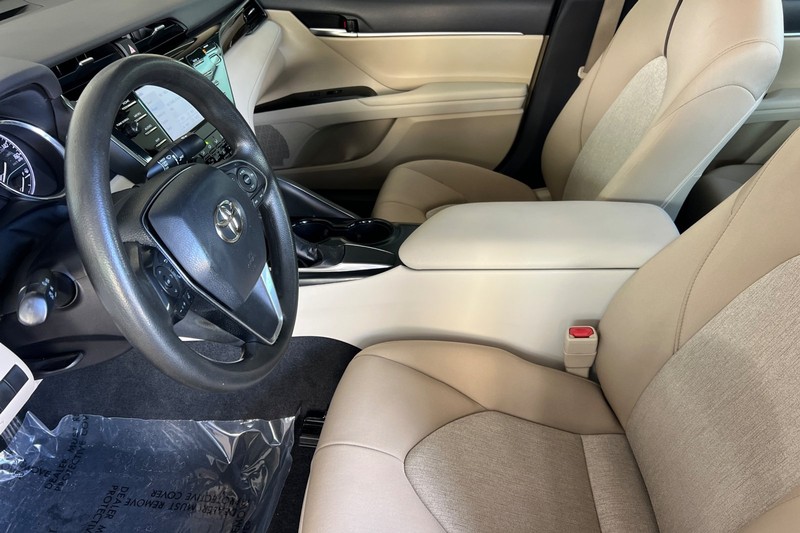 Toyota Camry Vehicle Full-screen Gallery Image 10