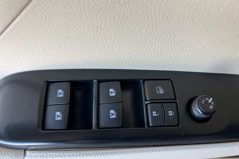 Toyota Camry Vehicle Full-screen Gallery Image 11