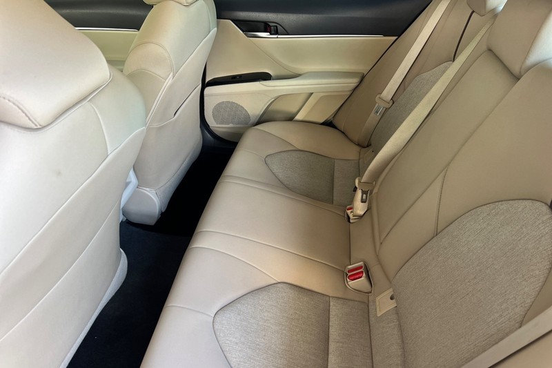 Toyota Camry Vehicle Full-screen Gallery Image 12