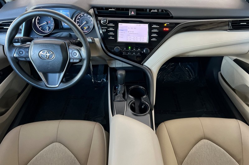 Toyota Camry Vehicle Full-screen Gallery Image 13