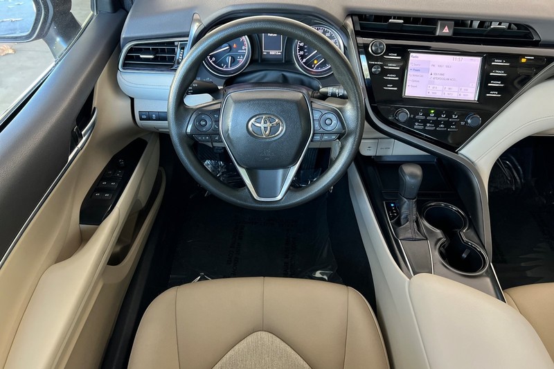 Toyota Camry Vehicle Full-screen Gallery Image 14