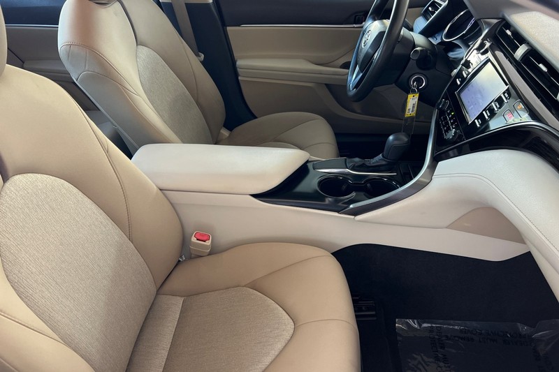 Toyota Camry Vehicle Full-screen Gallery Image 15