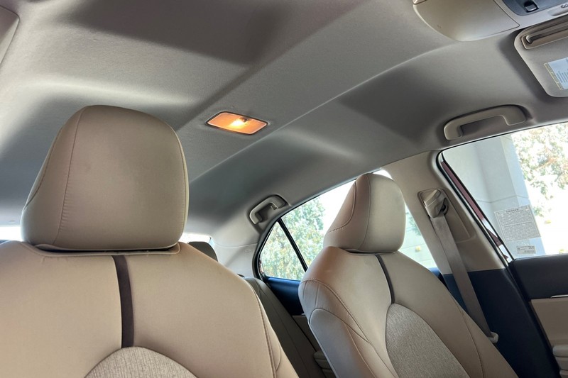 Toyota Camry Vehicle Full-screen Gallery Image 16