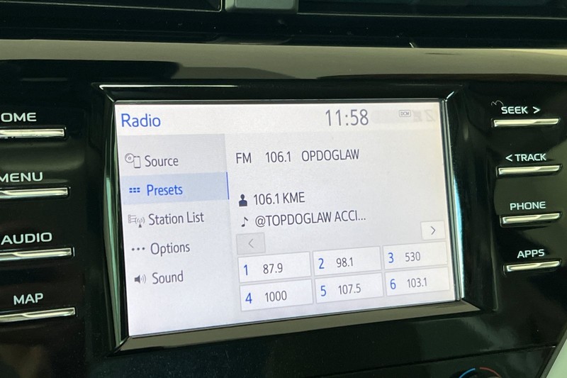 Toyota Camry Vehicle Full-screen Gallery Image 17