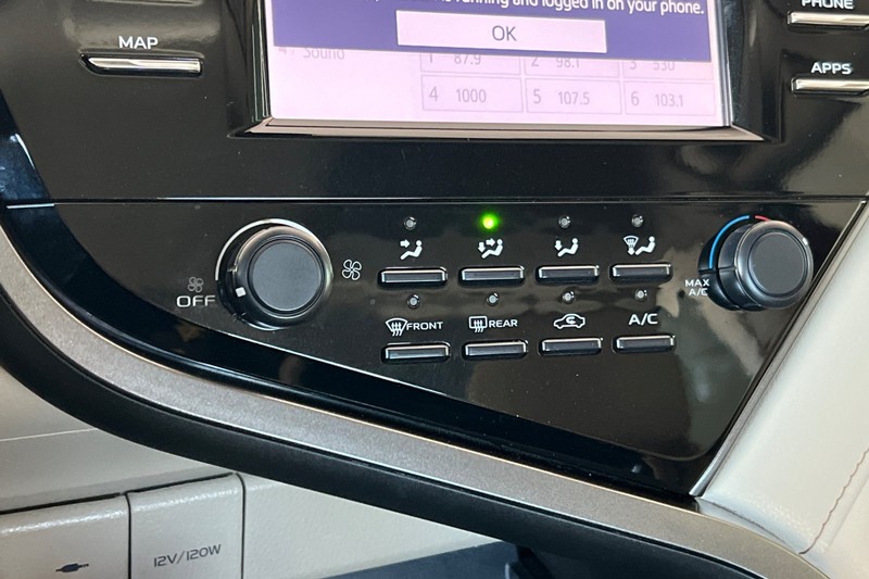 Toyota Camry Vehicle Full-screen Gallery Image 19