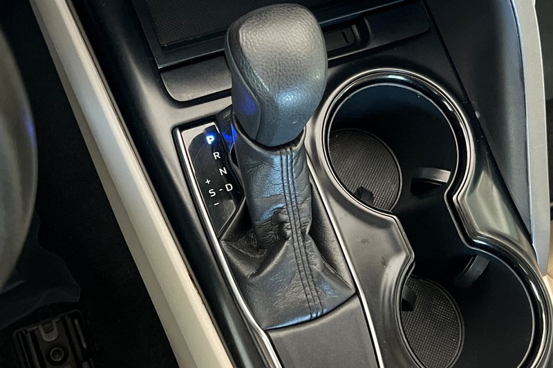 Toyota Camry Vehicle Full-screen Gallery Image 20