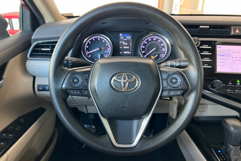 Toyota Camry Vehicle Full-screen Gallery Image 21