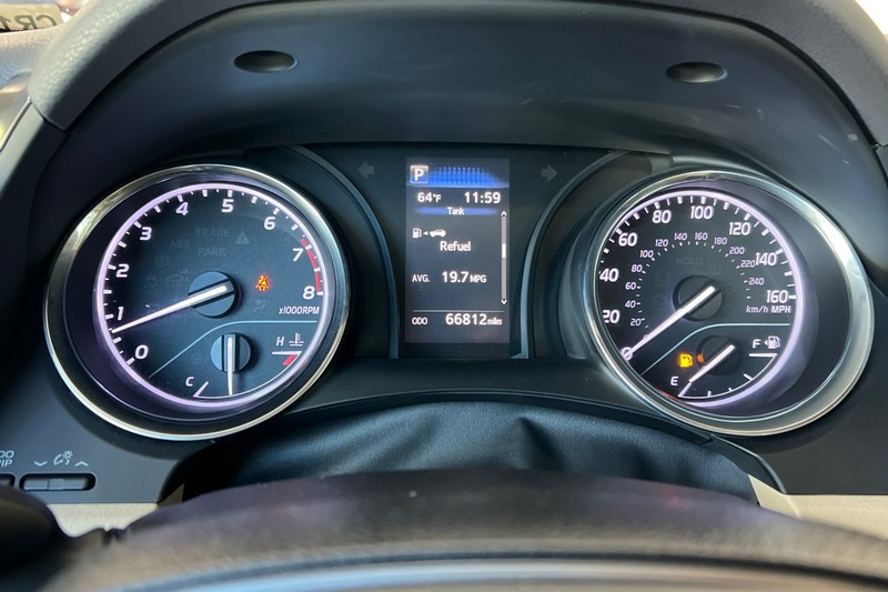 Toyota Camry Vehicle Full-screen Gallery Image 22