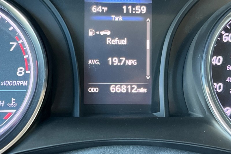 Toyota Camry Vehicle Full-screen Gallery Image 23