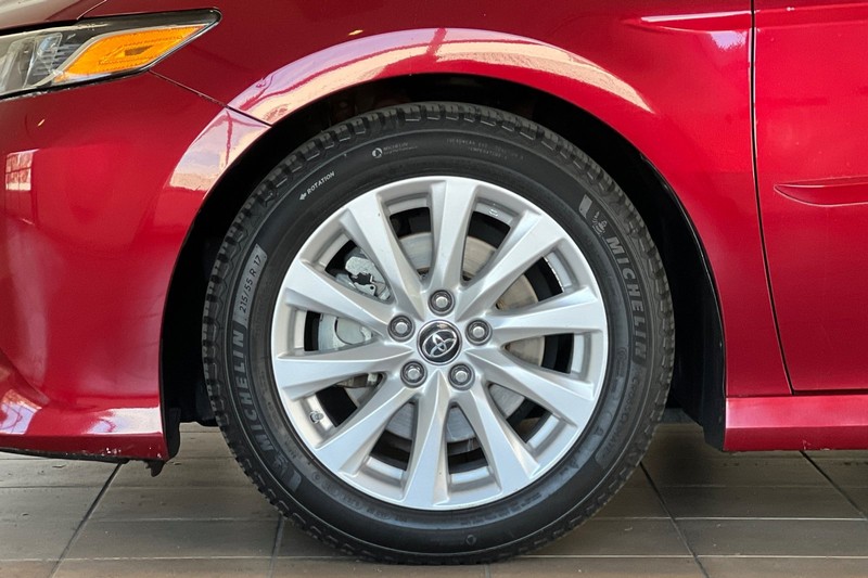 Toyota Camry Vehicle Full-screen Gallery Image 24