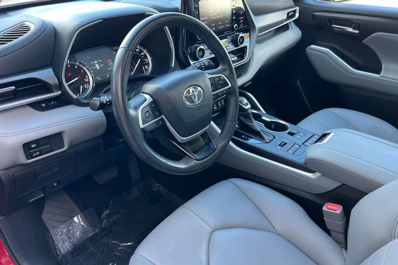 Toyota Highlander Vehicle Full-screen Gallery Image 10