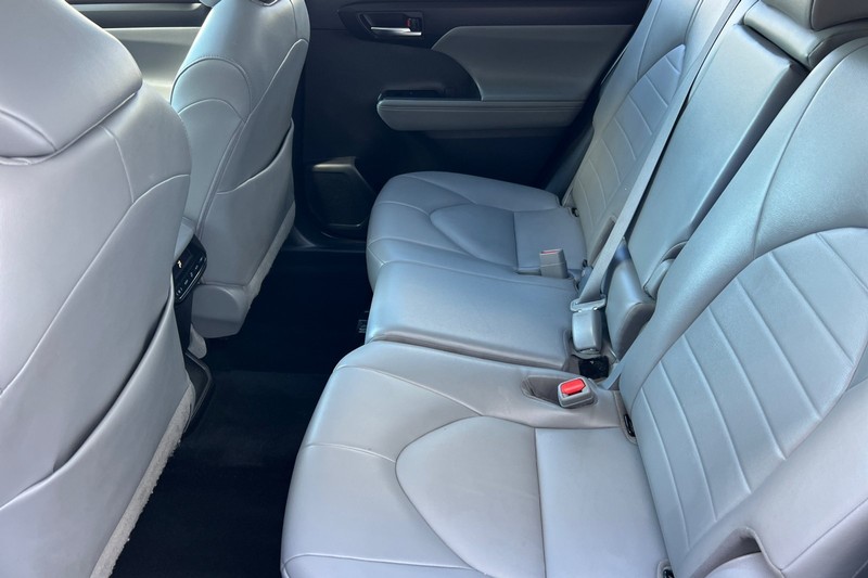 Toyota Highlander Vehicle Full-screen Gallery Image 12