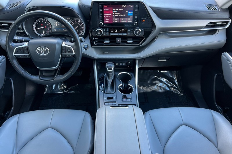 Toyota Highlander Vehicle Full-screen Gallery Image 13