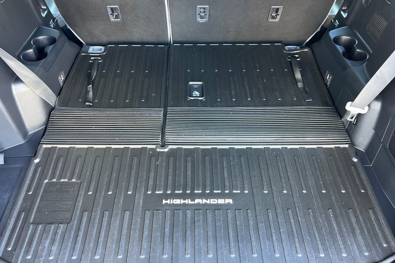 Toyota Highlander Vehicle Full-screen Gallery Image 16