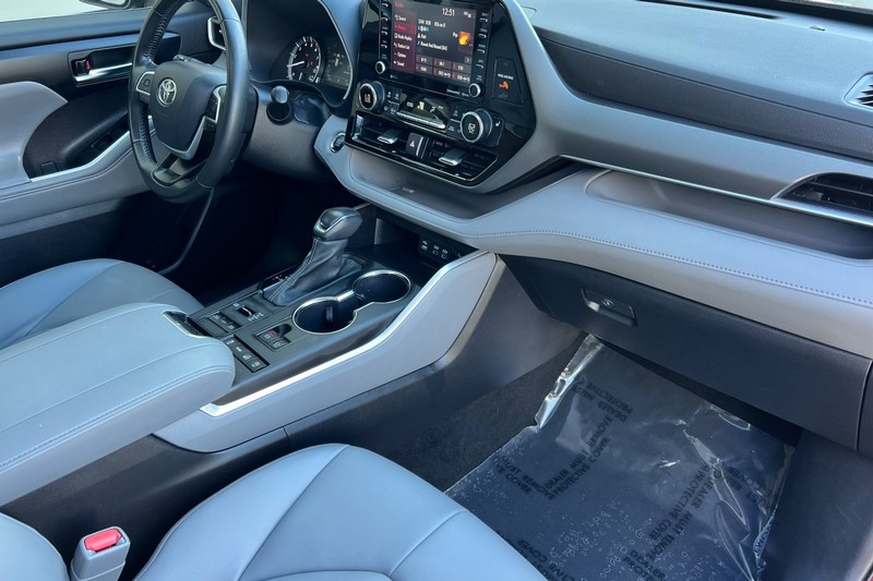 Toyota Highlander Vehicle Full-screen Gallery Image 17