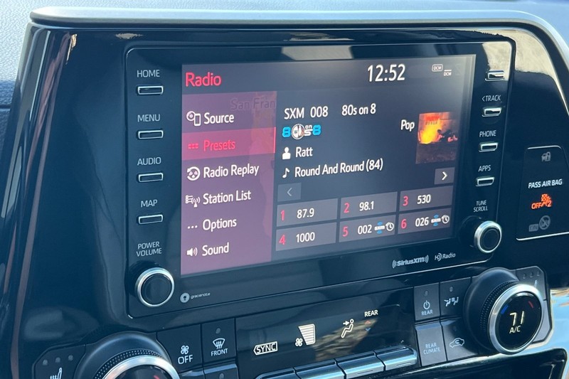 Toyota Highlander Vehicle Full-screen Gallery Image 19