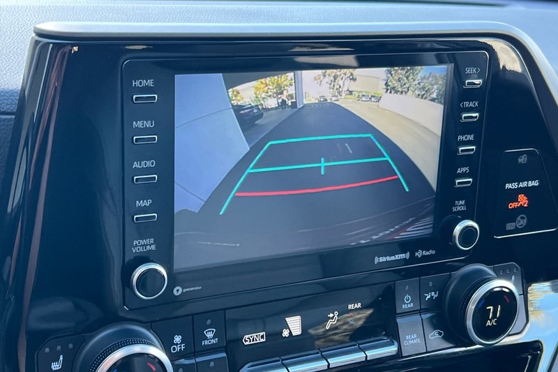 Toyota Highlander Vehicle Full-screen Gallery Image 21