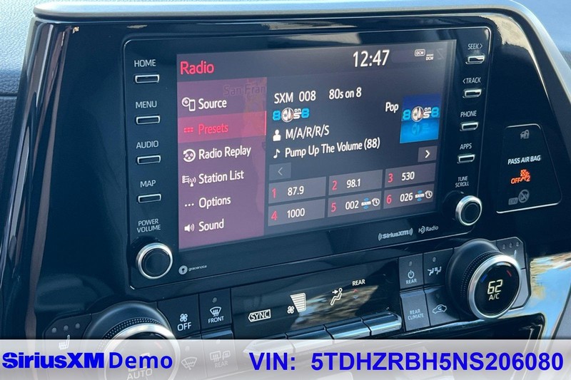 Toyota Highlander Vehicle Full-screen Gallery Image 30