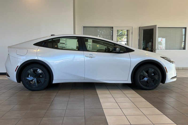 Toyota Prius Plug-In Hybrid Vehicle Full-screen Gallery Image 04